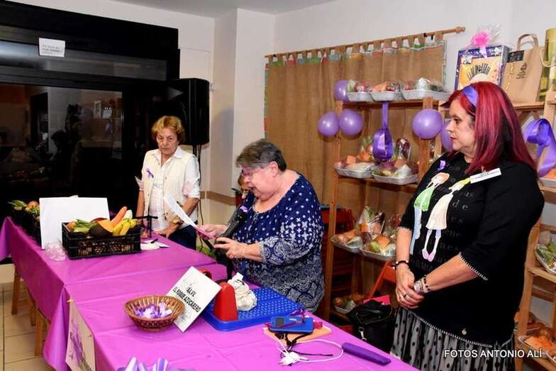 El colectivo El Roque Azucarero celebró este viernes una fiesta con lectura de manifiesto contra la violencia machista (Foto Antonio Ali)